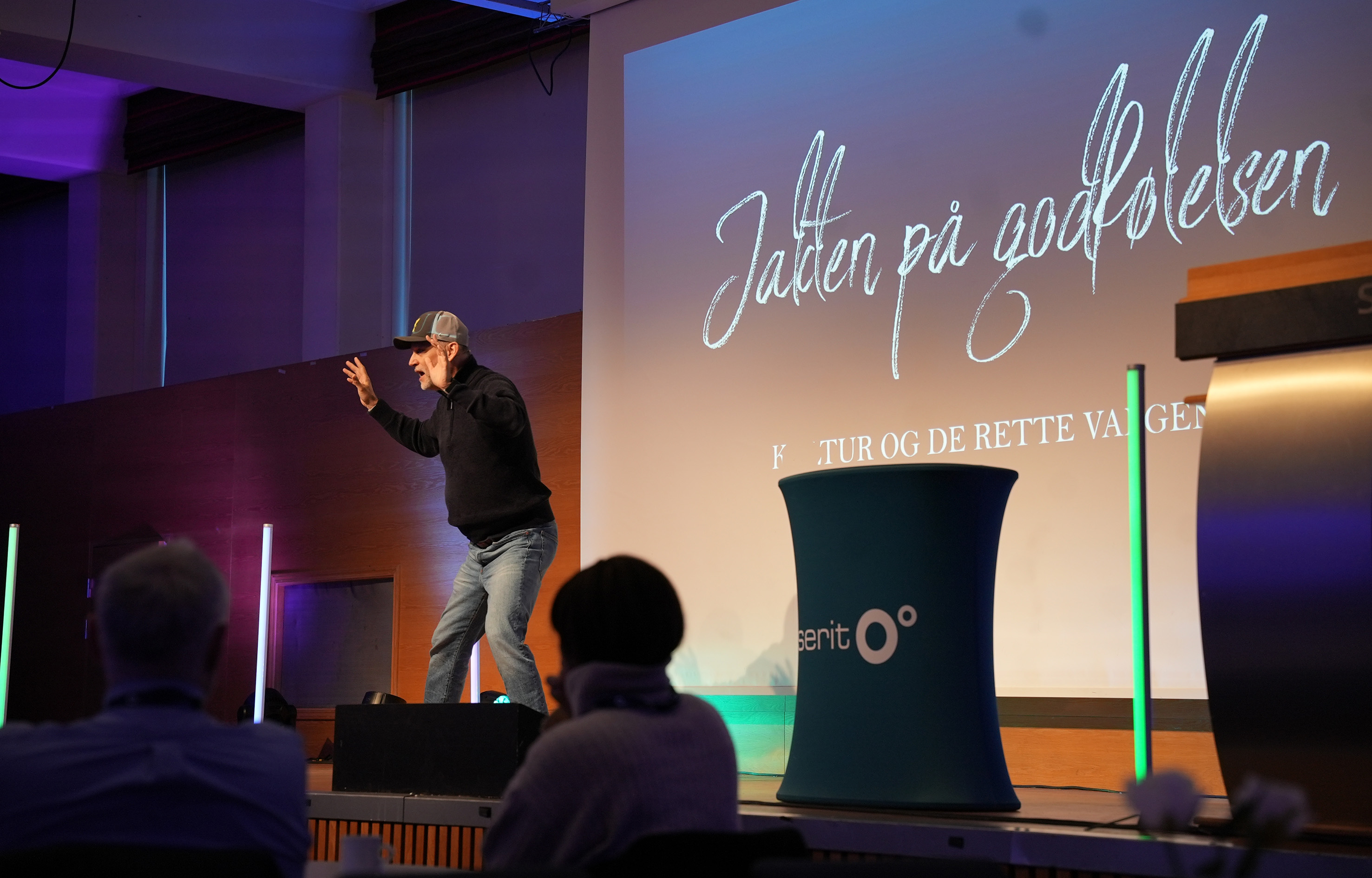 Odd Inge Johansen på scenen under foredraget «Jakten på godfølelsen»